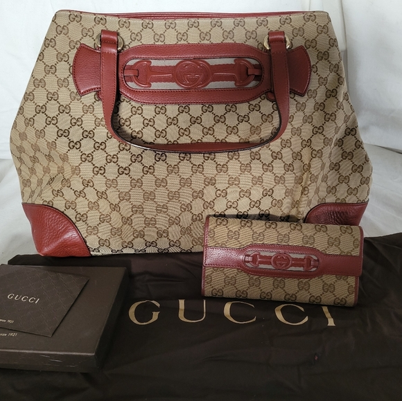 Gucci Handbags - Gucci purse & wallet